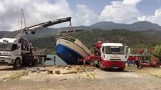 Tekneyi taşıyan vinç zinciri koptu
