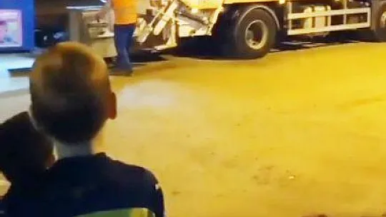 TEMİZLİK GÖREVLİLERİNİN ÇİKOLATA İKRAMI GÖNÜLLERİ FETHEDİYOR
