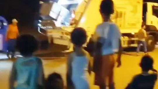 TEMİZLİK GÖREVLİLERİNİN ÇİKOLATA İKRAMI GÖNÜLLERİ FETHEDİYOR