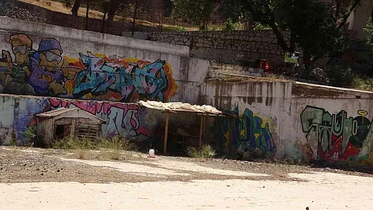Terk edilmiş koyda çadır kurdu, belediyeden bir kürek bir süpürge istiyor