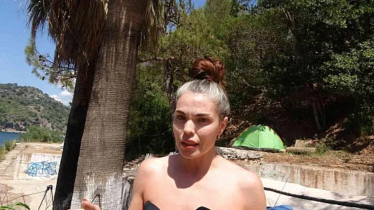 Terk edilmiş koyda çadır kurdu, belediyeden bir kürek bir süpürge istiyor