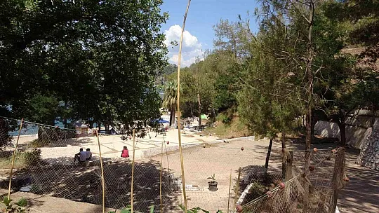 Terk edilmiş koyda çadır kurdu, belediyeden bir kürek bir süpürge istiyor