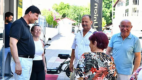 Karaca esnafların aşure dağıtımına katıldı