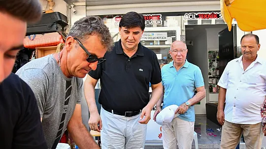 Karaca esnafların aşure dağıtımına katıldı