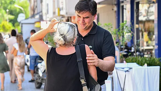 Karaca esnafların aşure dağıtımına katıldı