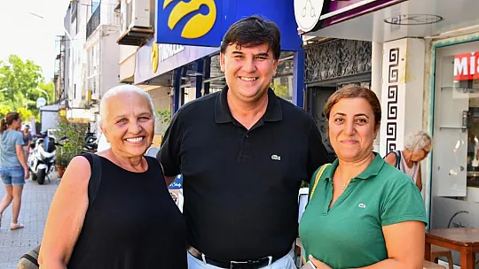 Karaca esnafların aşure dağıtımına katıldı