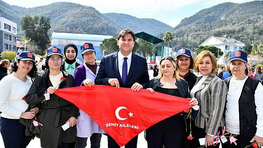 ATATÜRK ANITINA ÇELENK KOYMA TÖRENİ GERÇEKLEŞTİ