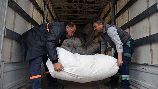 Başkan Karaca, Yardım Malzemelerini Kendi Elleriyle Taşıdı