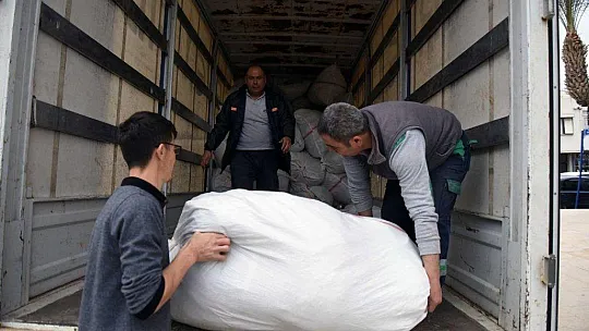 Başkan Karaca, Yardım Malzemelerini Kendi Elleriyle Taşıdı
