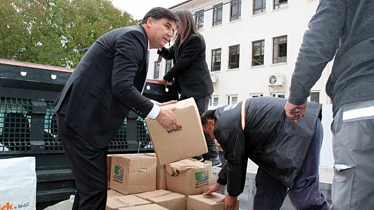 Başkan Karaca, Yardım Malzemelerini Kendi Elleriyle Taşıdı