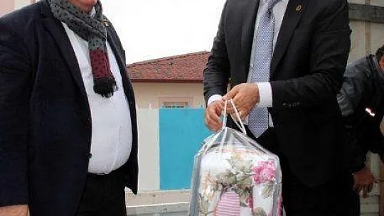 Başkan Karaca, Yardım Malzemelerini Kendi Elleriyle Taşıdı