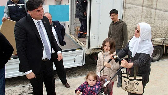 Başkan Karaca, Yardım Malzemelerini Kendi Elleriyle Taşıdı