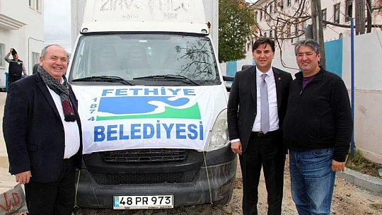 Başkan Karaca, Yardım Malzemelerini Kendi Elleriyle Taşıdı