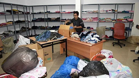 Başkan Karaca, Yardım Malzemelerini Kendi Elleriyle Taşıdı