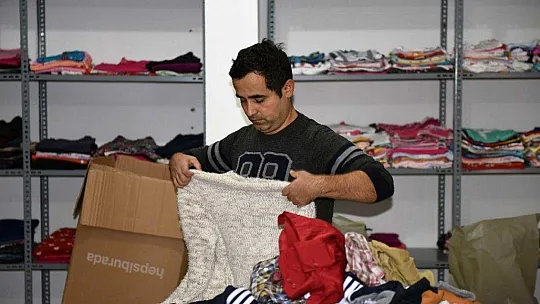 Başkan Karaca, Yardım Malzemelerini Kendi Elleriyle Taşıdı