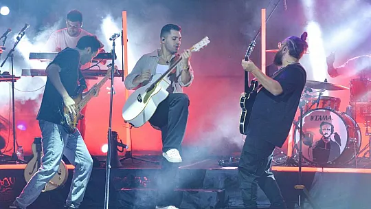 Yer Gök Emir Can İğrek Tezahüratlarıyla İnledi