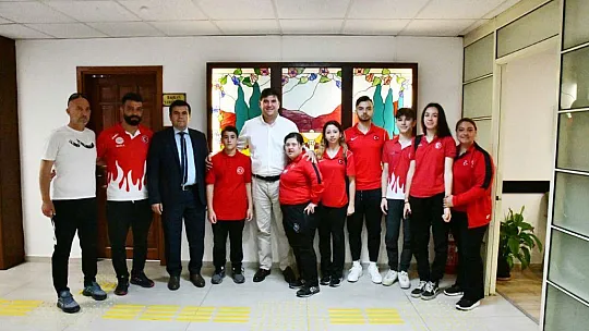 Milli sporculardan Başkan Karaca'ya ziyaret