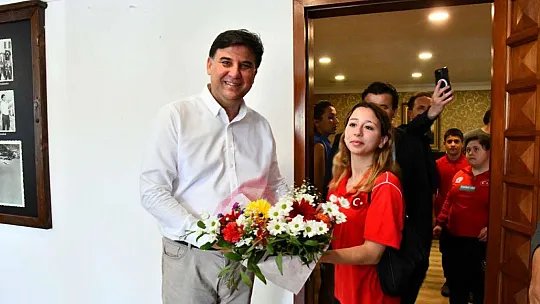 Milli sporculardan Başkan Karaca'ya ziyaret