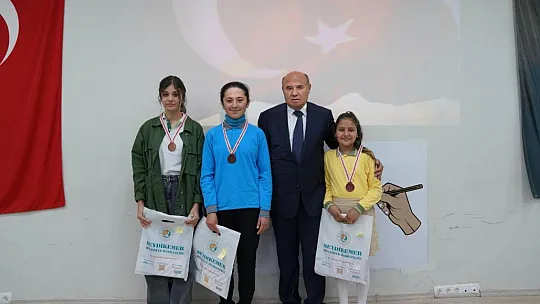 İSTİKLAL MARŞIMIZI GÜZEL OKUYAN ÖĞRENCİLER ÖDÜLLENDİRİLDİ
