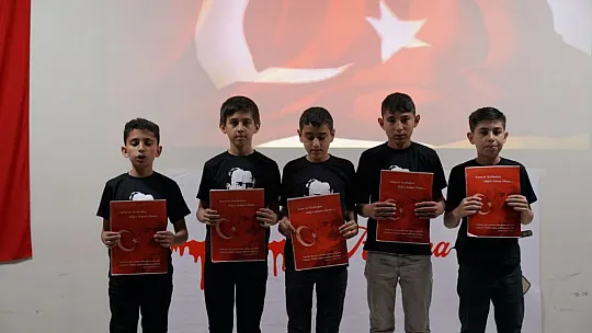 İSTİKLAL MARŞIMIZI GÜZEL OKUYAN ÖĞRENCİLER ÖDÜLLENDİRİLDİ