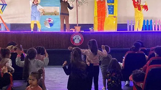 'Karya ve Dostları' Çocukları Güldürdü