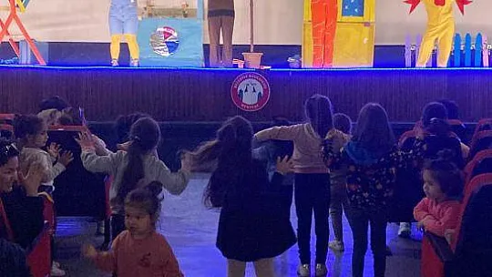 'Karya ve Dostları' Çocukları Güldürdü