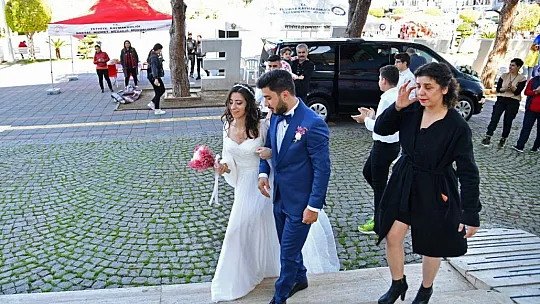 KARACA DEPREMZEDE ÇİFTİN NİKAHINI KIYDI