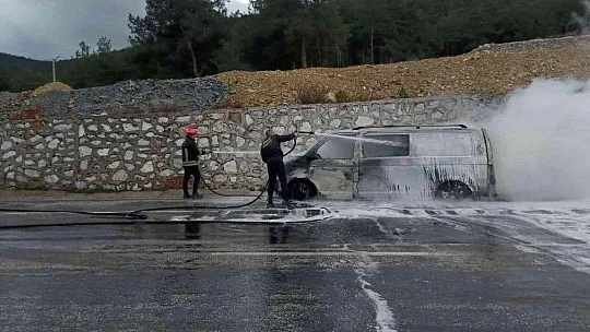 Ticari araç yanarak küle döndü