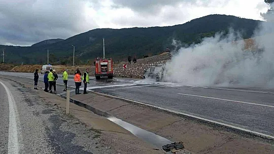 Ticari araç yanarak küle döndü