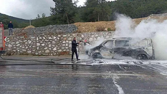 Ticari araç yanarak küle döndü