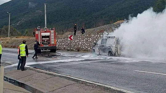 Ticari araç yanarak küle döndü