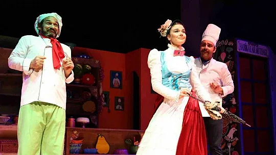 Tiyatroyu dolduran çocuklar 'harikalar mutfağı' neşeli gözlerle izledi