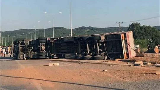 Tomruk yüklü tır devrildi, tomruklar yola saçıldı