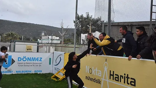 Tribünden inip top toplayıcısına saldırdı