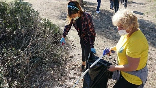 Tuğba Ekinci Bodrum'da çöp topladı