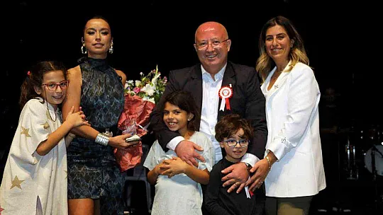 Tuğba Yurt Menteşe'de hayranlarını coşturdu