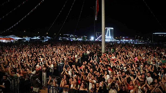 Tuğba Yurt Menteşe'de hayranlarını coşturdu