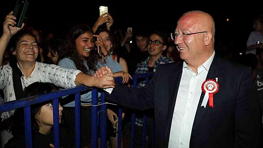 Tuğba Yurt Menteşe'de hayranlarını coşturdu