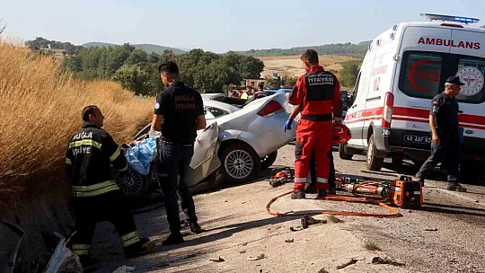 Tuğla yüklü tır ile otomobil çarpıştı: 2 ölü