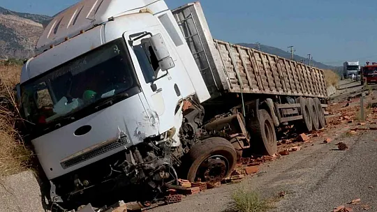 Tuğla yüklü tır ile otomobil çarpıştı: 2 ölü