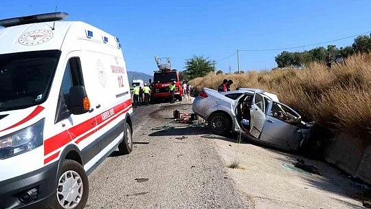 Tuğla yüklü tır ile otomobil çarpıştı: 2 ölü