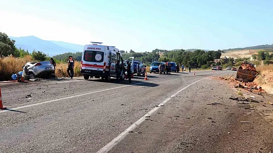 Tuğla yüklü tır ile otomobil çarpıştı: 2 ölü