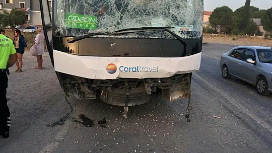 Tur otobüsü ile servis minibüsü çarpıştı: 5 yaralı