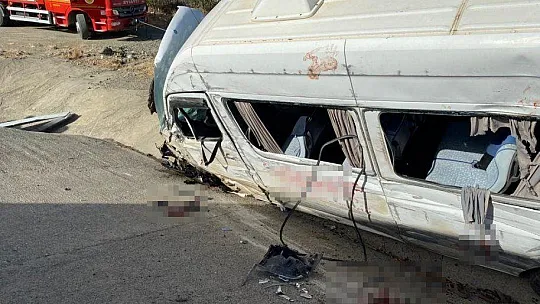 TUR OTOBÜSÜ KAZA YAPTI: 1'İ AĞIR 10 YARALI