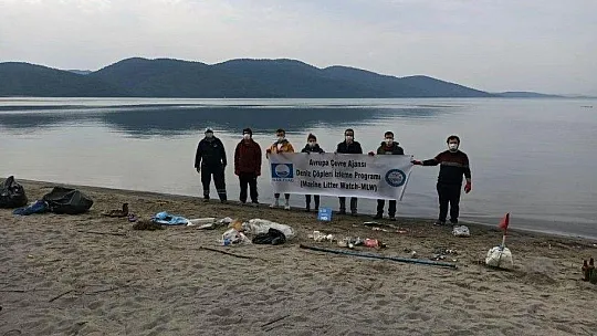 TÜRÇEV Akyaka'da plaj temizliği yaptı