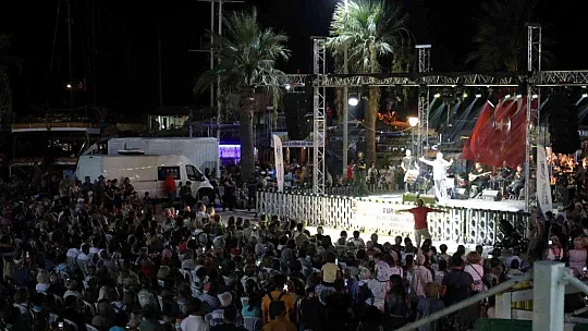 TURGUTREİS'TE DÜNYA BARIŞ GÜNÜ KONSERİ
