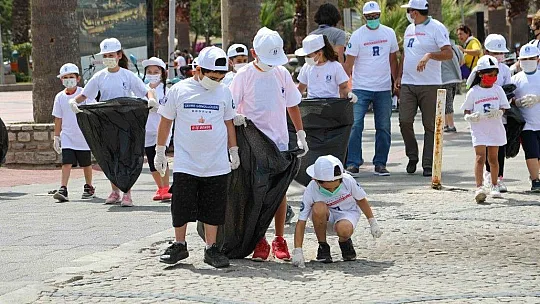 Turgutreis'te sahil ve deniz dibi temizliği