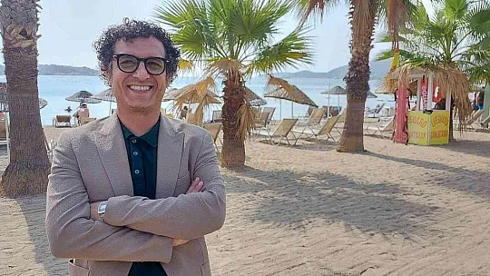 TURİSTLER BODRUM'U TERK ETMİYOR, DENİZ KUM VE GÜNEŞİN TADINI ÇIKARIYOR