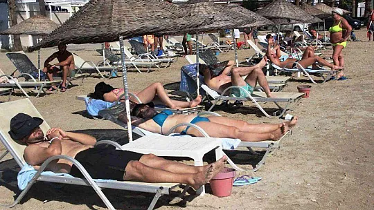 TURİSTLER BODRUM'U TERK ETMİYOR, DENİZ KUM VE GÜNEŞİN TADINI ÇIKARIYOR