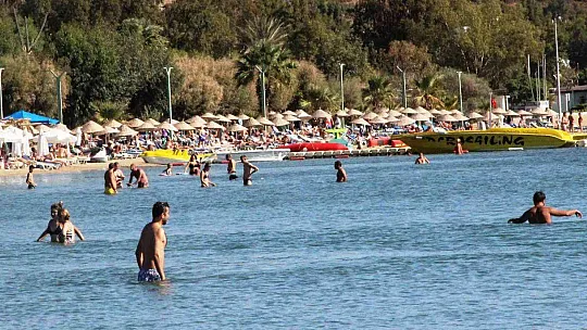 TURİSTLER BODRUM'U TERK ETMİYOR, DENİZ KUM VE GÜNEŞİN TADINI ÇIKARIYOR